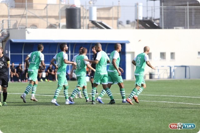 שחקני כפר קאסם לאחר שער היתרון (מוחמד סרסור)